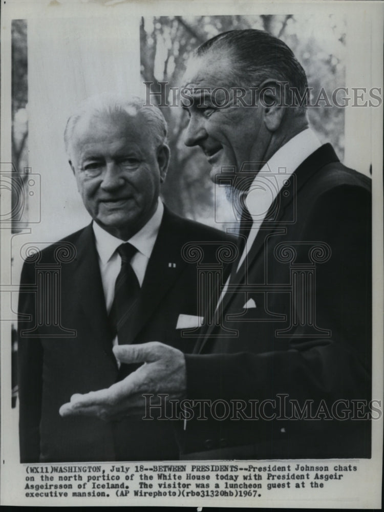 1967 Press Photo Pres Johnson chats on the north portico of the White House - Historic Images