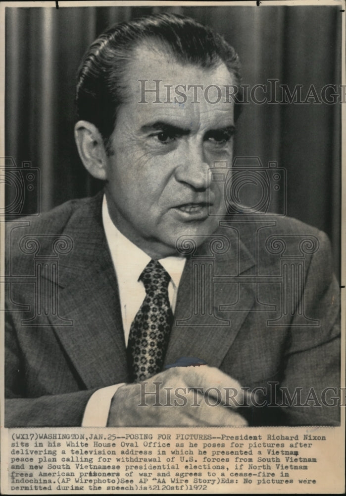 1972 Press Photo Pres Richard Nixon sits in his White House Oval Office - Historic Images