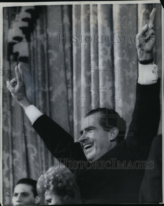 1968 Press Photo Presidetn Richard Nixon gestures V for Victory signs. - Historic Images