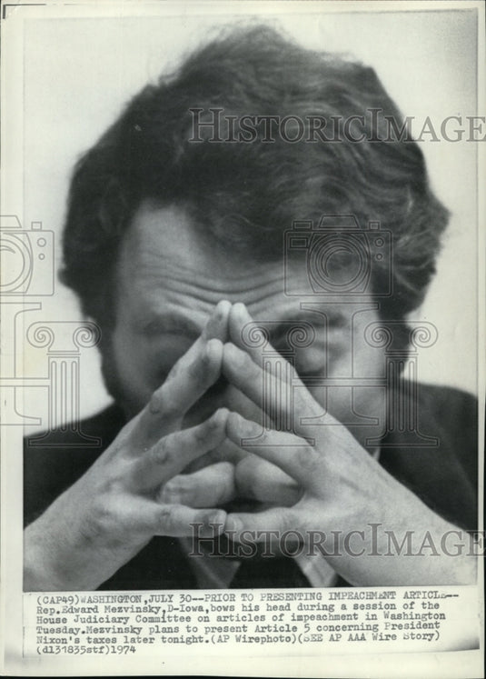 1974 Press Photo Rep. Edward Mezvinsky bows his head during a session of the - Historic Images