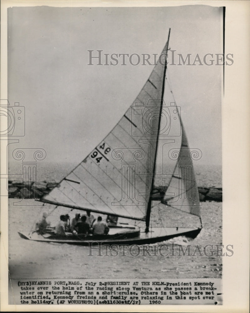 1960 Press Photo Pres.Kennedy and Family at the racing sloop Ventura - Historic Images