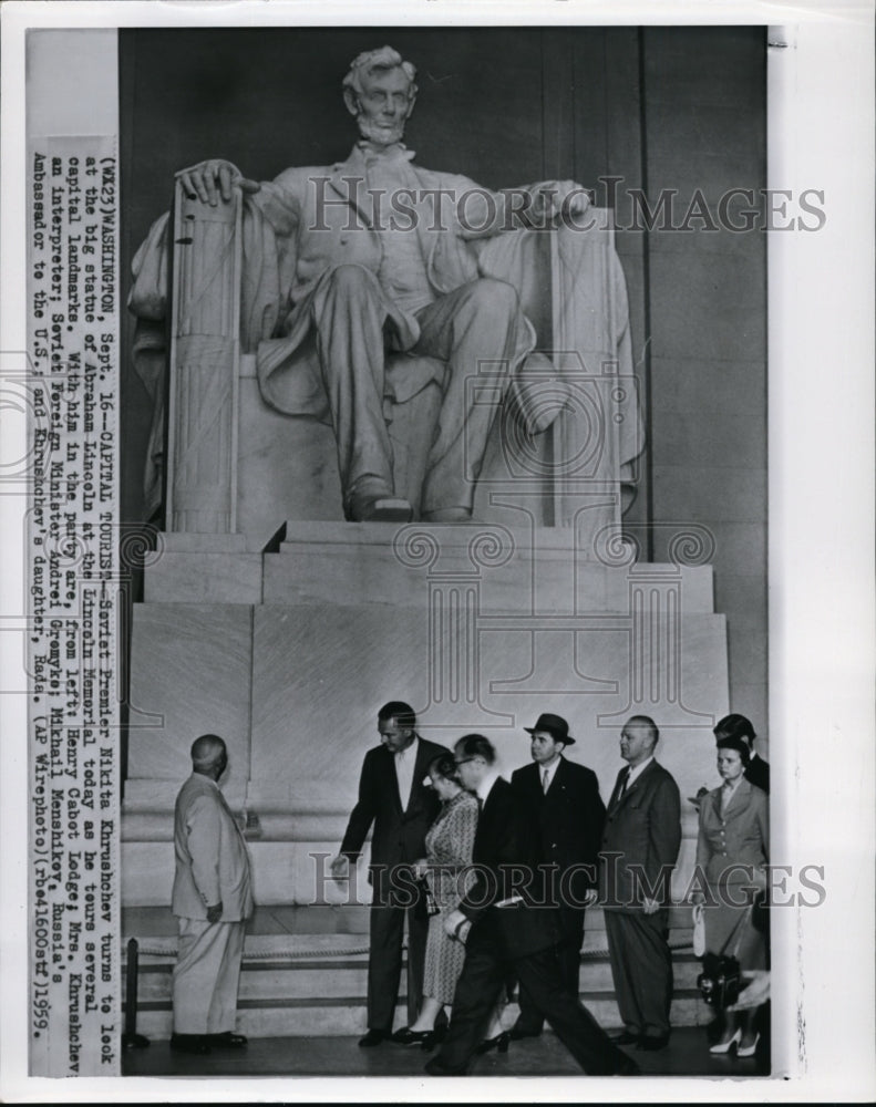 1959 Press Photo Soviet Premier Nikita Khurshchec at statue of Abraham Lincoln. - Historic Images