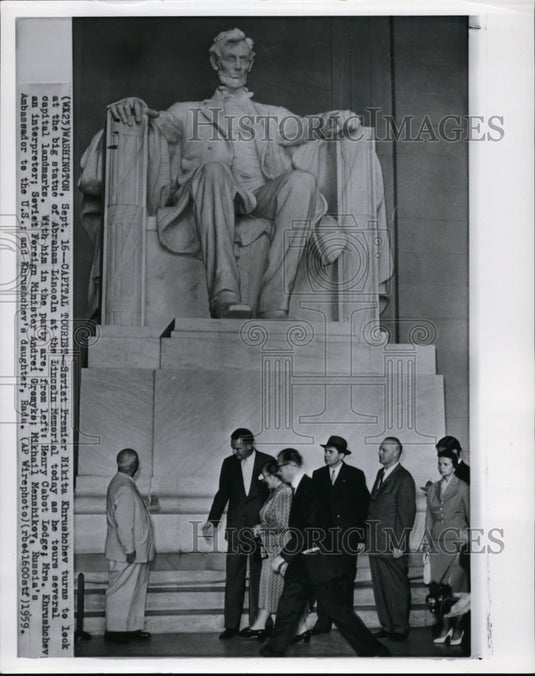 1959 Press Photo Soviet Premier Nikita Khurshchec at statue of Abraham Lincoln. - Historic Images