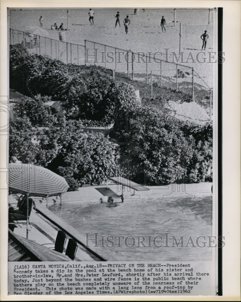 1962 Press Photo President Kennedy dip in the pool at the beach home of sister - Historic Images