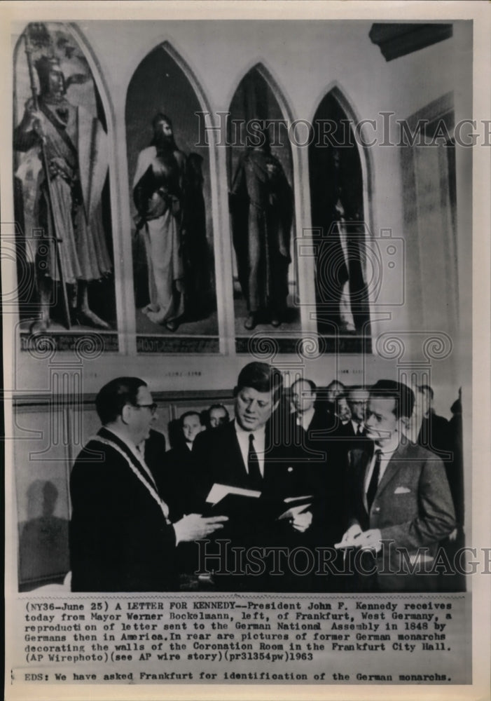 1963 Press Photo Pres.Kennedy receives letter from Mayor Werner Bockelmann - Historic Images