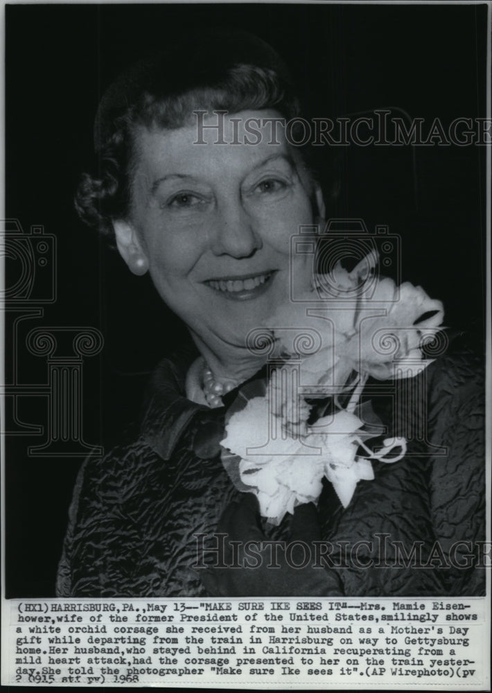 1968 Press Photo Mrs.M.Eisenhower Smilingly Shows a White Orchid Corsage - Historic Images