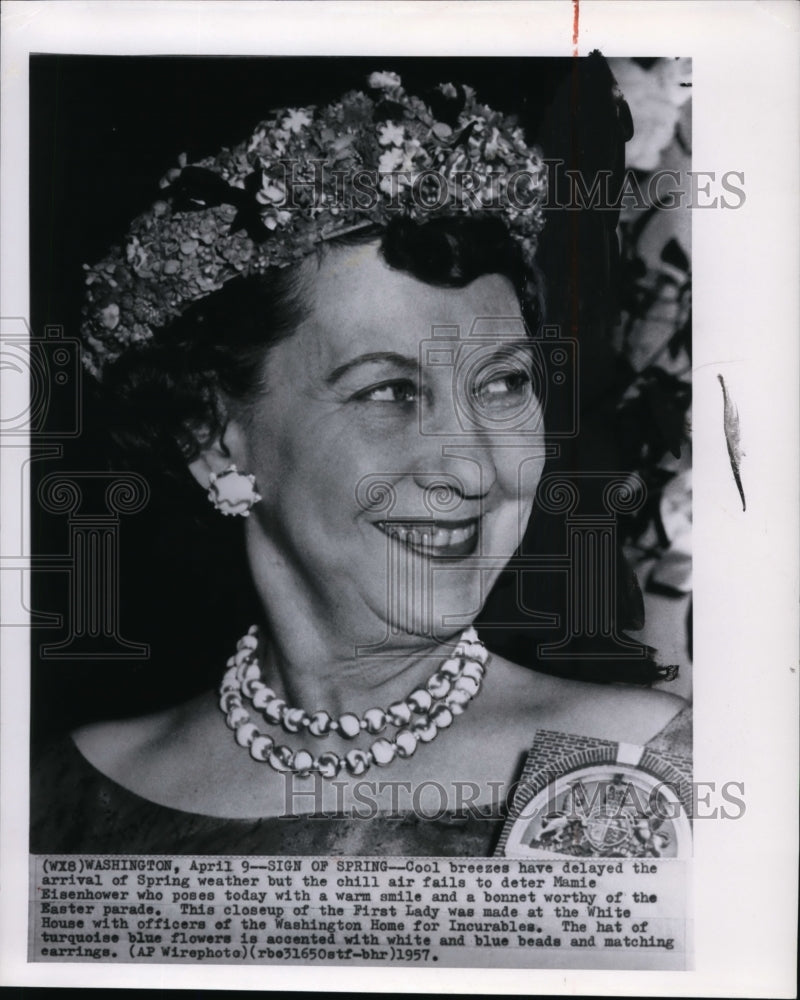 1957 Press Photo Mamie Eisenhower Poses with Warm Smile and a Bonnet of Easter - Historic Images