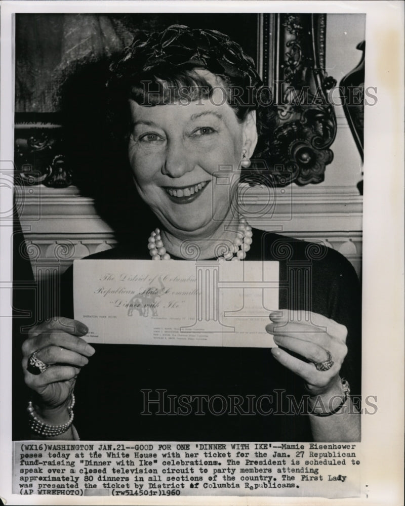 1960 Press Photo Mamie Eisenhower Poses at the White House with Her Ticket - Historic Images