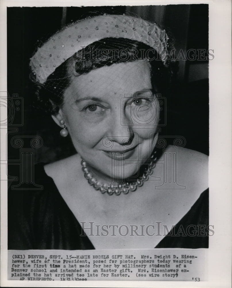 1953 Press Photo Mrs.Dwight Eisenhower wear hat made for her by MillineryStudent - Historic Images