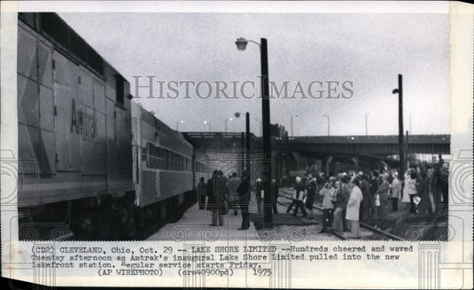 1975 Press Photo Crowd as Amtrak's inaugural Lake Shore Limited at Lakefront - Historic Images