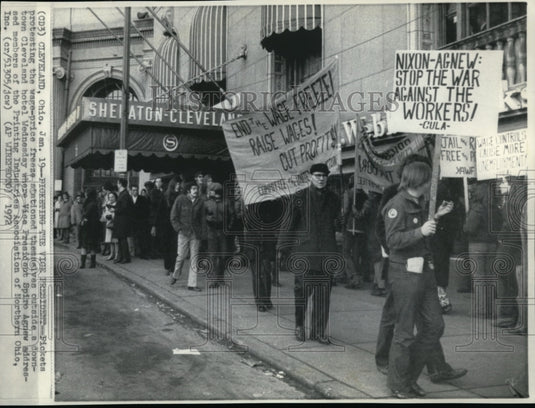 1972 Press Photo Pickets protesting the wage-price freeze stationed themselves - Historic Images