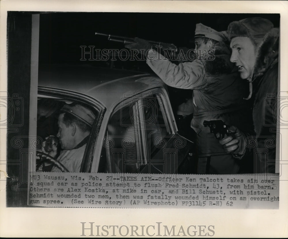 1962 Press Photo Officer Ken Talcott takes aim over a squad car - Historic Images
