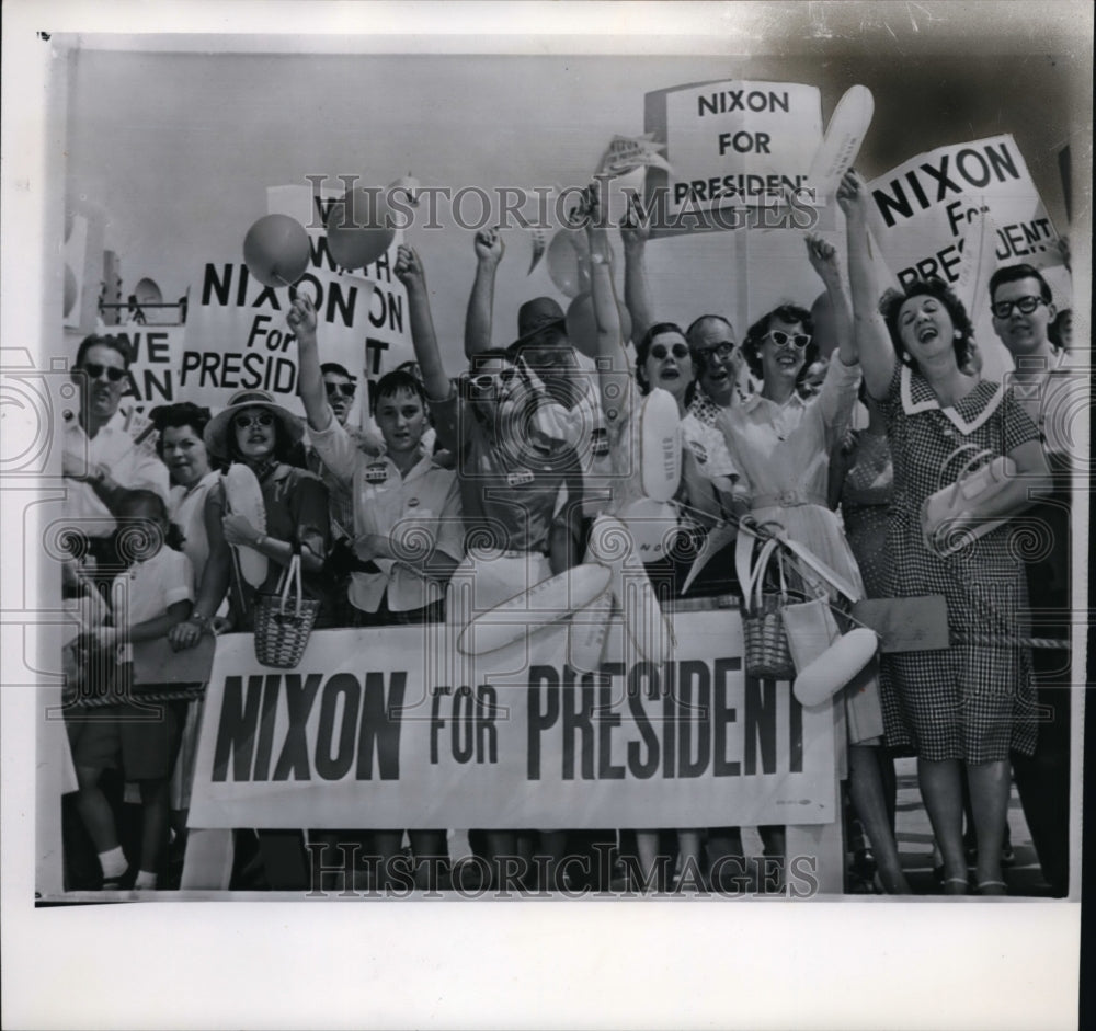 1960 Press Photo Crowd at O&#39;Hair Field waiting for Vice Pres Richard Nixon - Historic Images