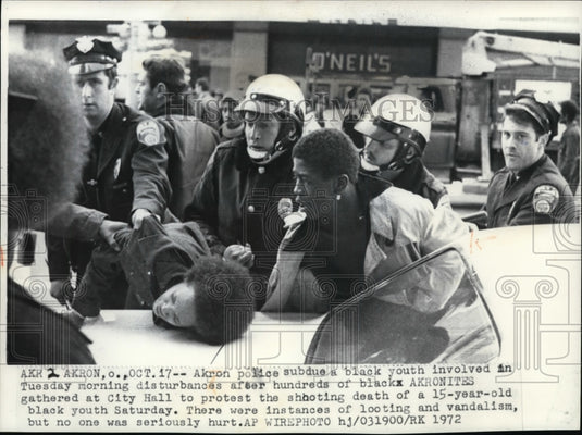 1972 Press Photo Akron police subdue black youth involved in disturbances - Historic Images