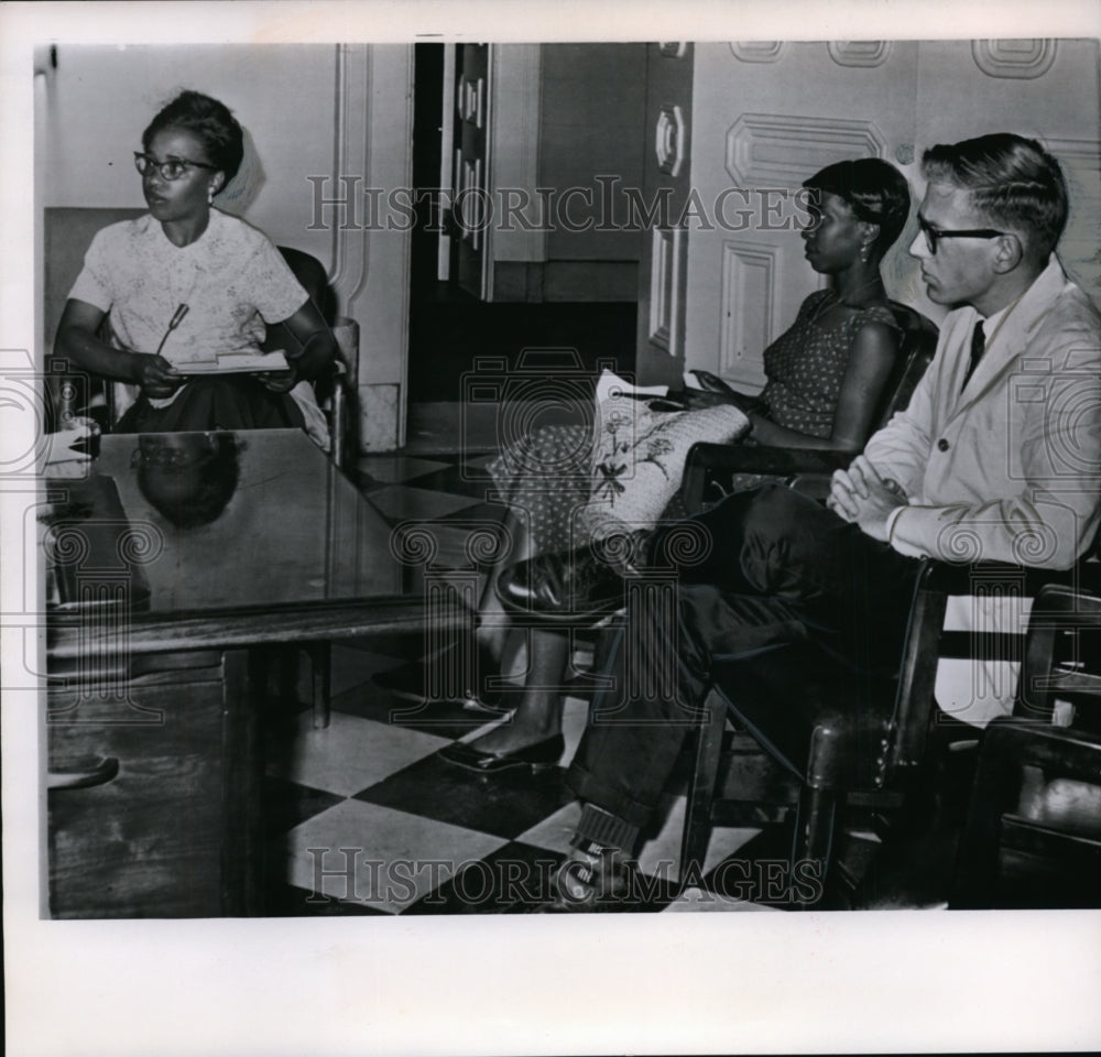 1963 Press Photo The Clevelanders Staged a Sit-in in Gov.James A.Rhodes Office - Historic Images