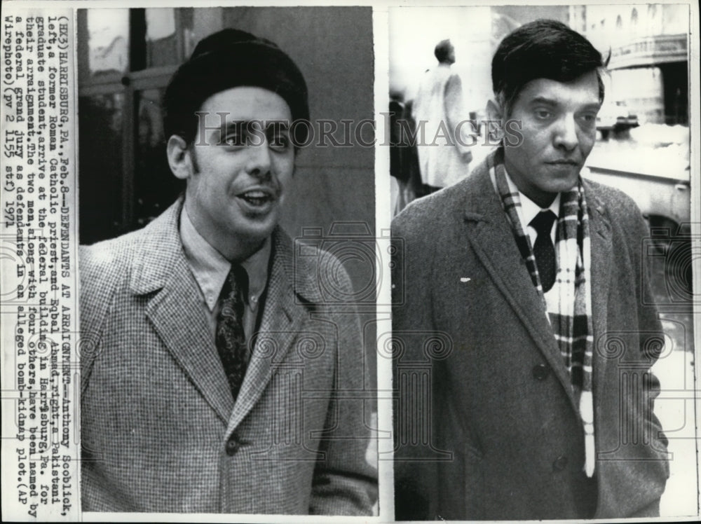 1971 Press Photo Anthony Scoblick and Eqbal Ahmad Arrive in Harrisburg - Historic Images