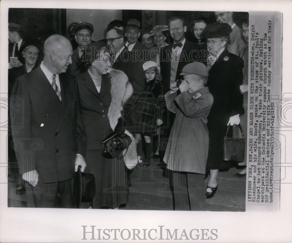 1952 Press Photo Gen.and Mrs.Dwight Eisenhower Pause to Let Richard Take Picture - Historic Images