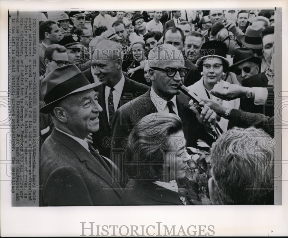 1964 Wire Photo Sen B.Goldwater Addressing a Crowd at Cleveland Hopkins Airport - Historic Images