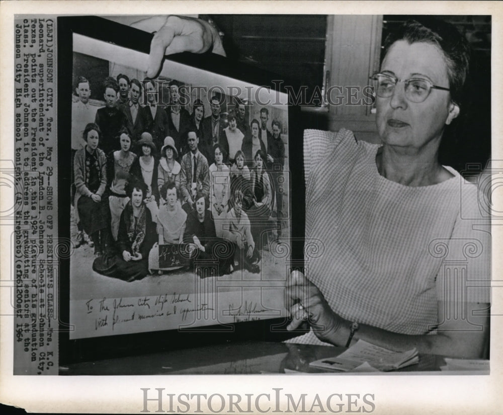 1964 Press Photo Mrs KC Leonard points the President in 1924 graduation class - Historic Images