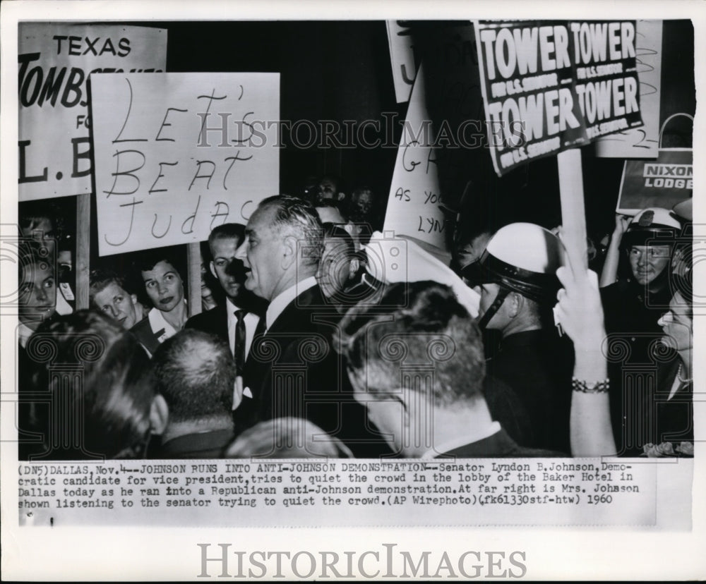 1960 Press Photo Sen Lyndon Johnson tries to quiet the crowd at Baker Hotel - Historic Images