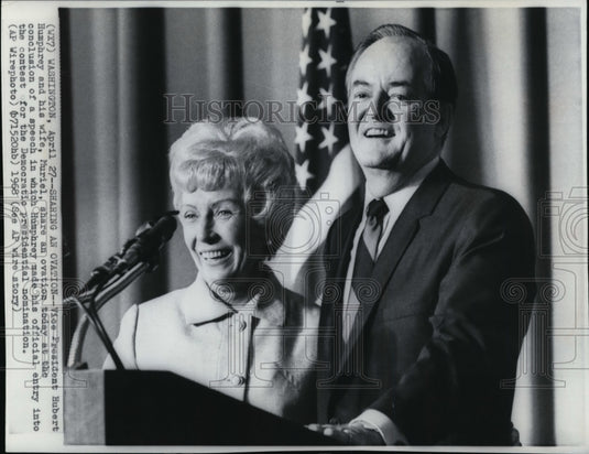 1968 Press Photo VP and Mrs.H.Humphrey Share an Ovation at Conclusion of  Speech - Historic Images
