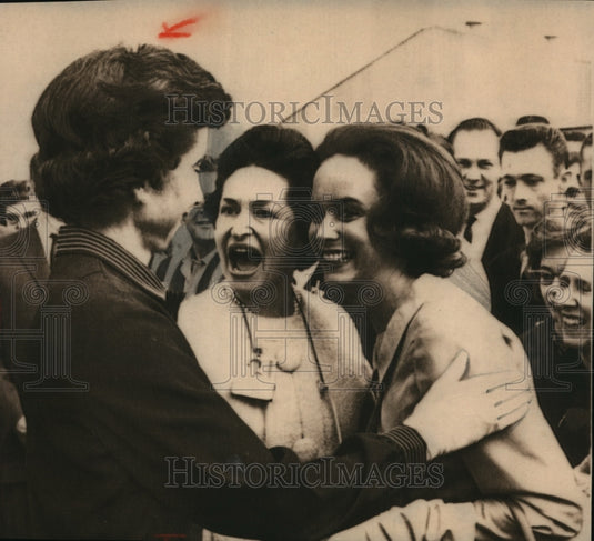 1964 Press Photo Mrs.L.B.Johnson with Relatives Met Her on Arrival at Hunstville - Historic Images