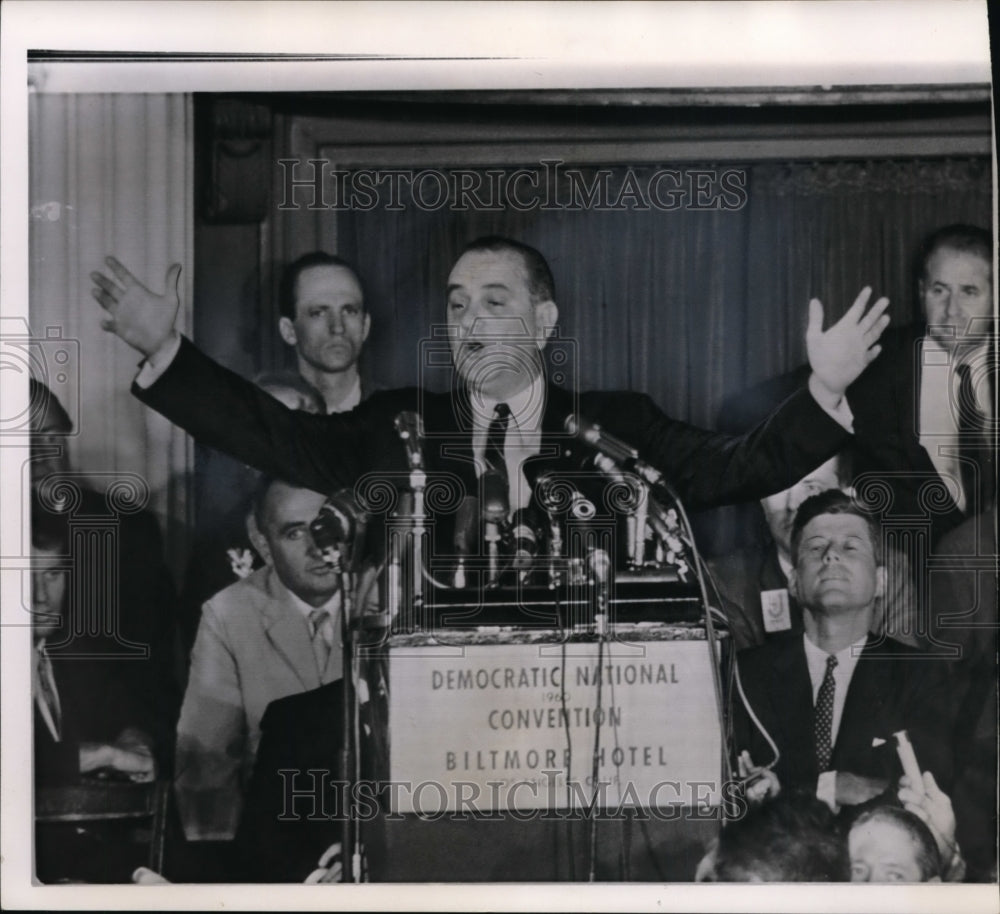 1960 Press Photo Sen. Lyndon B. Johnson raises his arms while making his reply - Historic Images