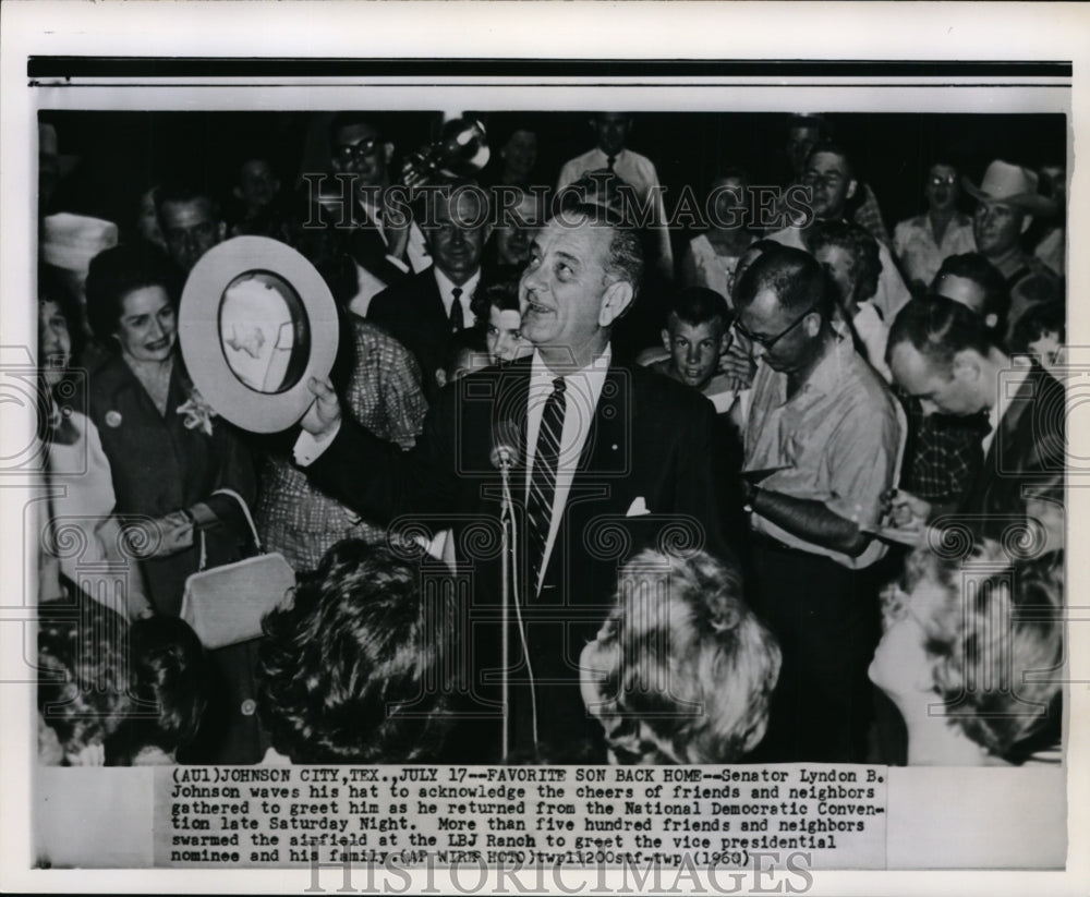 1960 Press Photo Sen. Lyndon B. Johnson waves his hat to acknowledge the cheers - Historic Images