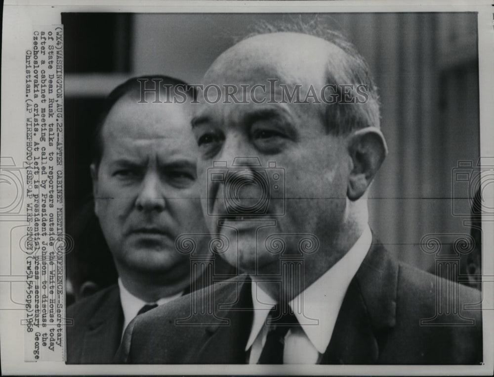 1968 Press Photo Sec. of State Dean Rusk talks to reporters outside - Historic Images