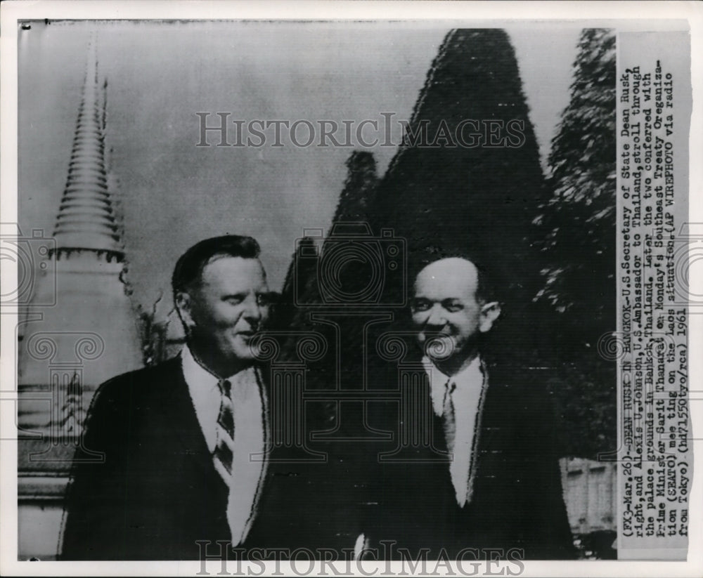 1961 Press Photo Dean Rusk and Alexis U.Johnson Stroll Through the Palace Ground - Historic Images