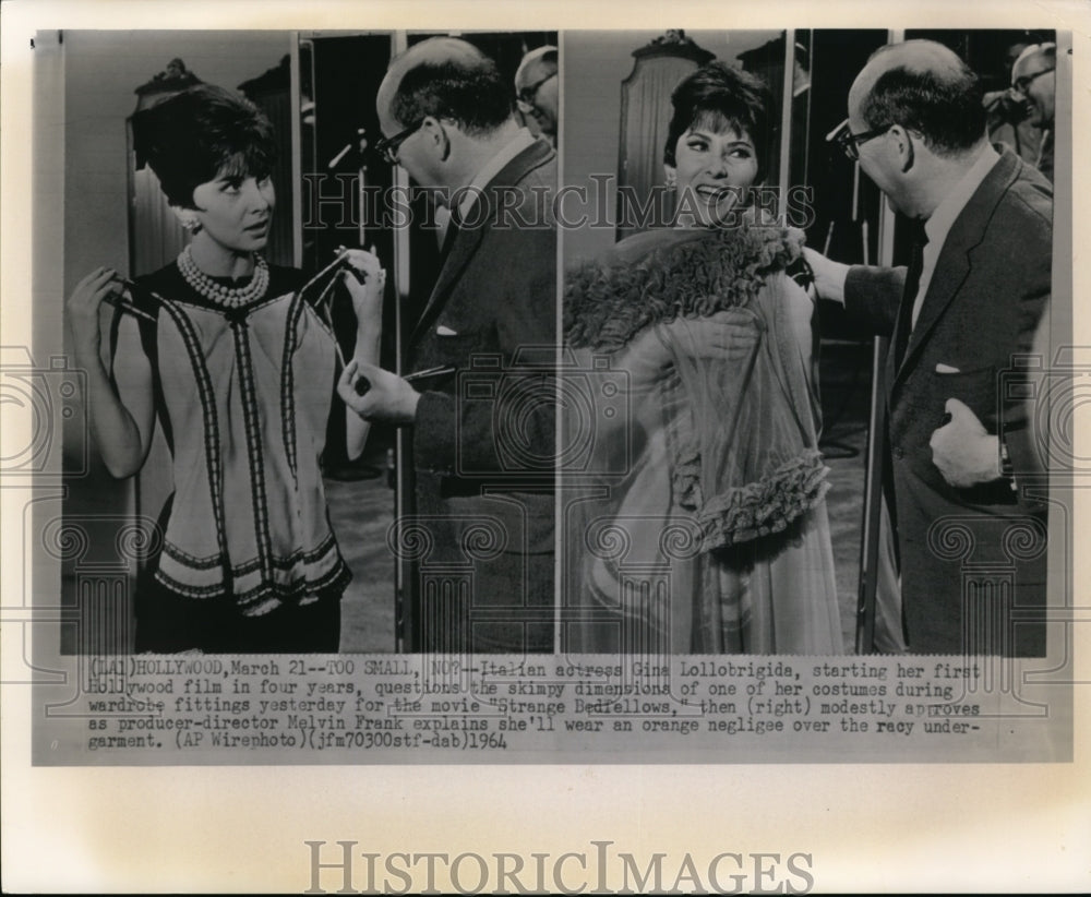 1964 Press Photo Gina Lollobrigida Questions the Dimensions of Her Costume - Historic Images