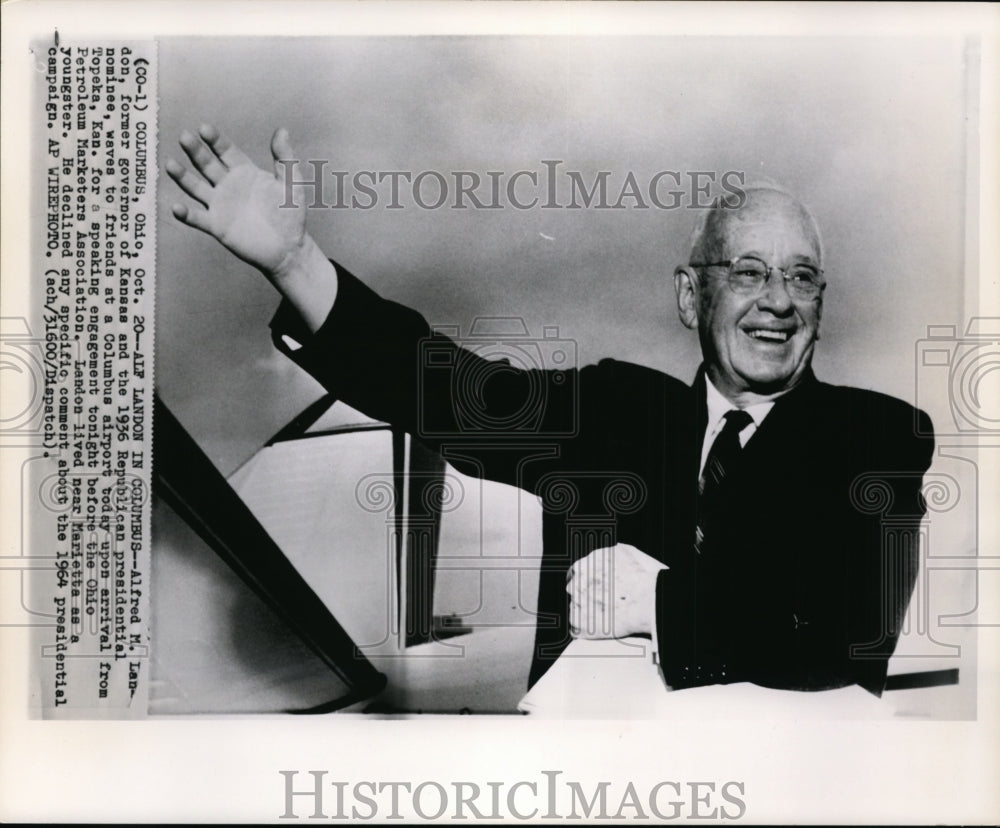 1964 Press Photo Alfred M.Landon Waves to Friends at a Columbus Airport - Historic Images