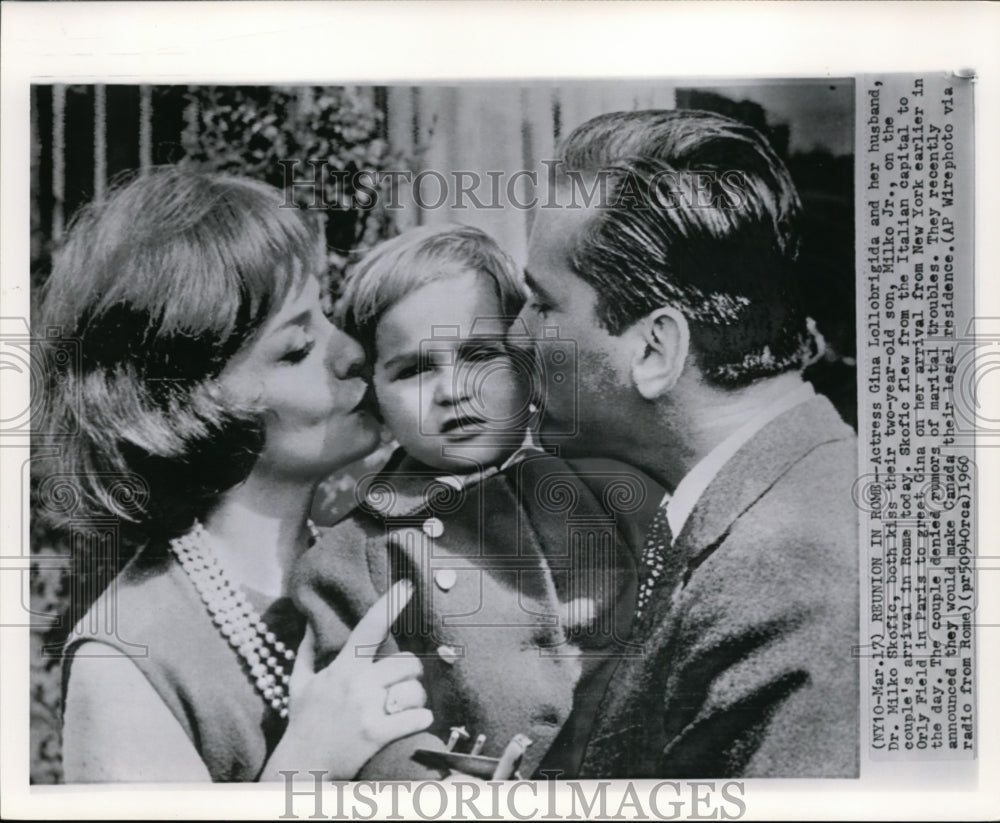 1960 Gina Lallobrigida and Dr.Milko Skofic Kisses their Son Milko Jr - Historic Images