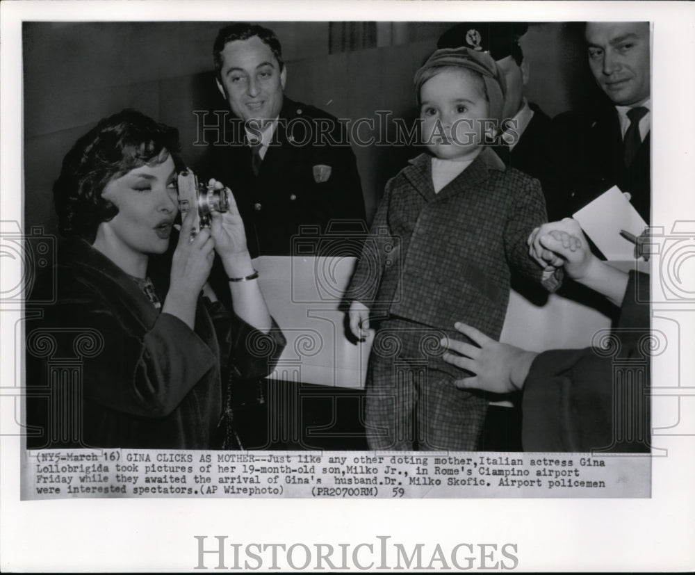 1959 Press Photo Gina Lollobrigida Took Picture of Her Son Milko Jr. at Airport - Historic Images