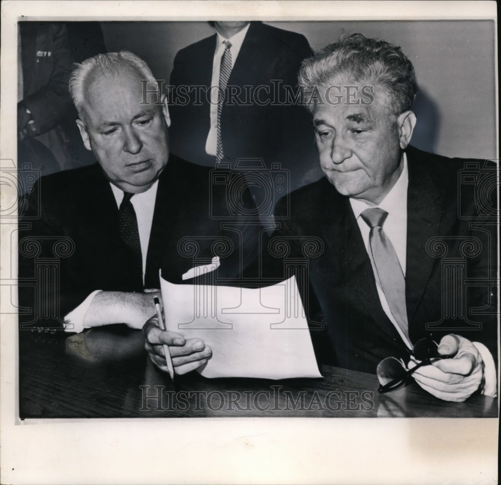 1962 Press Photo Sen.Franks J.Lausche Sits with John W.Peck - Historic Images