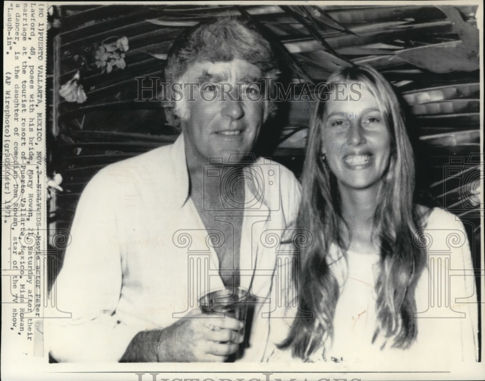 1971 Press Photo Peter Lawford Poses with His Bride Mary Howan - Historic Images