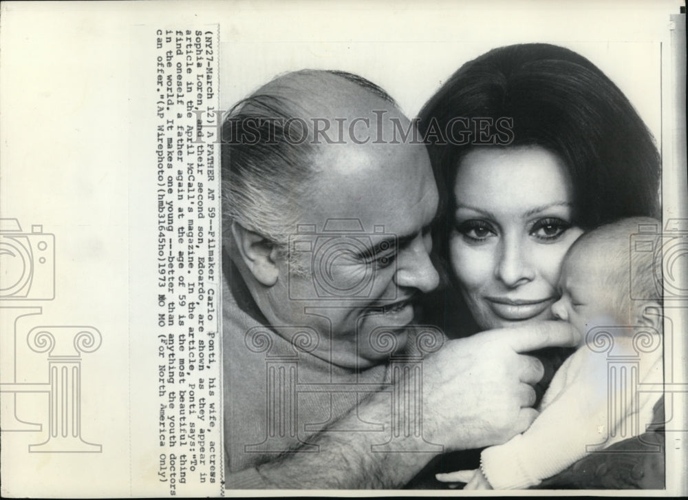 1973 Press Photo Ponti with 2nd son and wife, Loren in April McCalls magazine - Historic Images