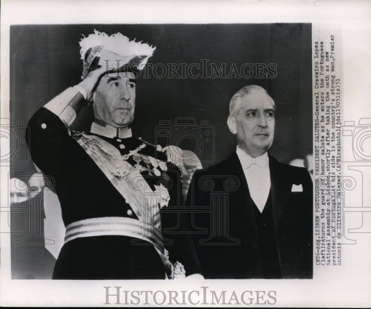 1951 Press Photo Lopes salutes as he enters Portuguese Nat'l Assembly at Lisbon - Historic Images