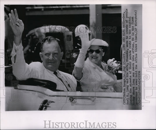 1956 Press Photo Gov. Earl K. Long and his wife, Blanche, wave to crowds - Historic Images