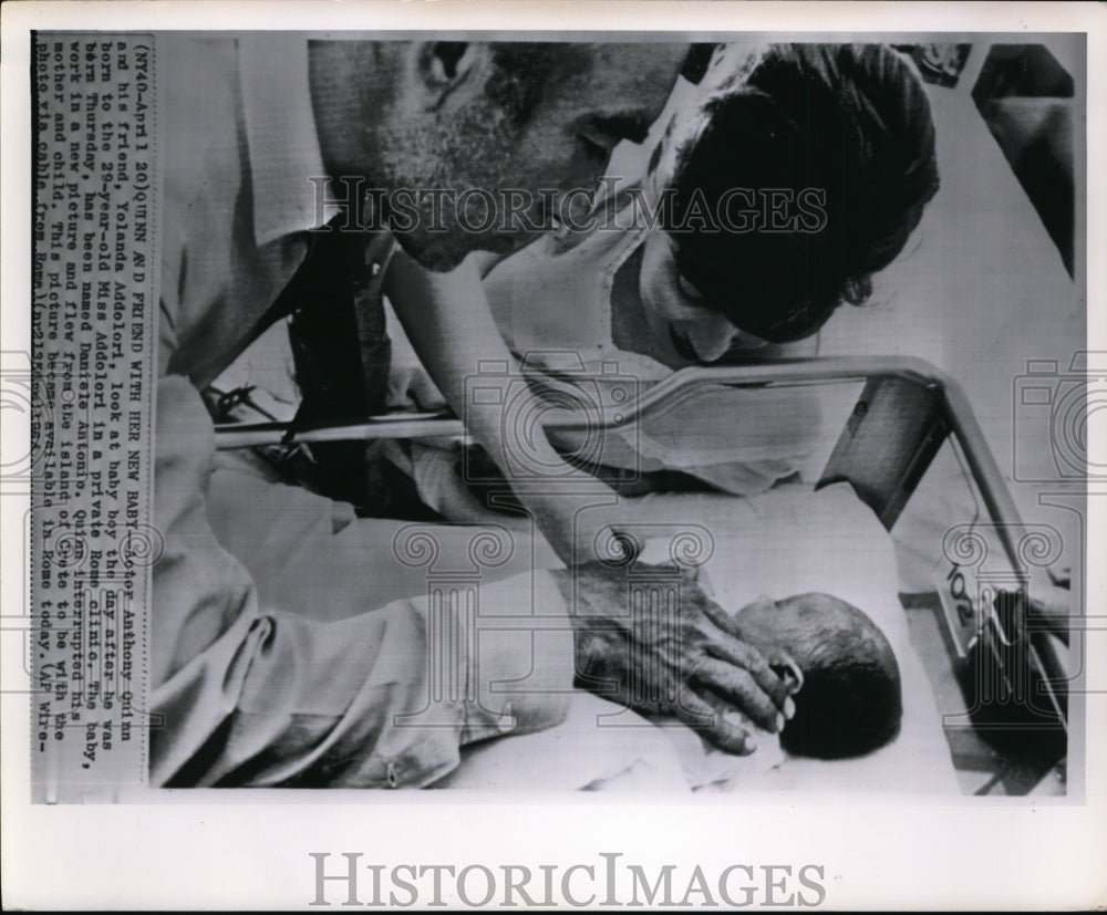 1964 Press Photo Actor Anthony Quinn and friend Yolanda Addlorori and baby boy. - Historic Images