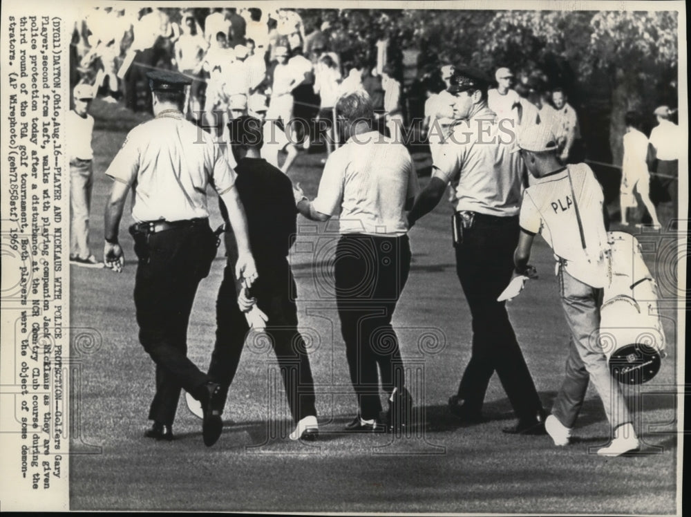 1969 Press Photo Gary Player Walks with Jack Nicklaus Given Police Protection - Historic Images