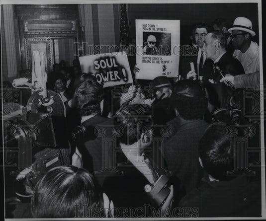 1969 Press Photo Mayor M.D.Sensenbrenner Tries to Talk to a Group of Negroes - Historic Images