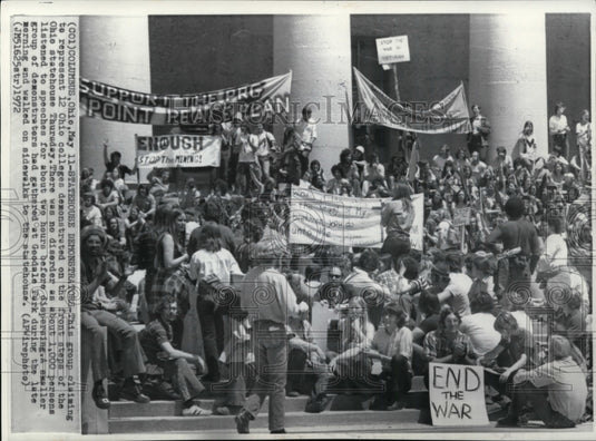 1972 Press Photo The Ohio Colleges Demonstrated at the Ohio Statehouse - Historic Images