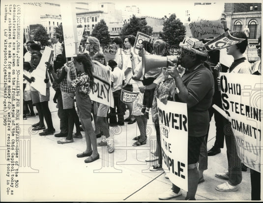 1969 Press Photo The Demonstrators Shown on the Front  of the Ohio Capitol - Historic Images