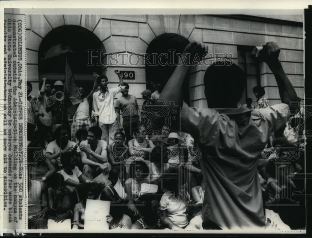 1975 Press Photo Students Demonstrated Outside the Admin.Bldg of Ohio State Univ - Historic Images