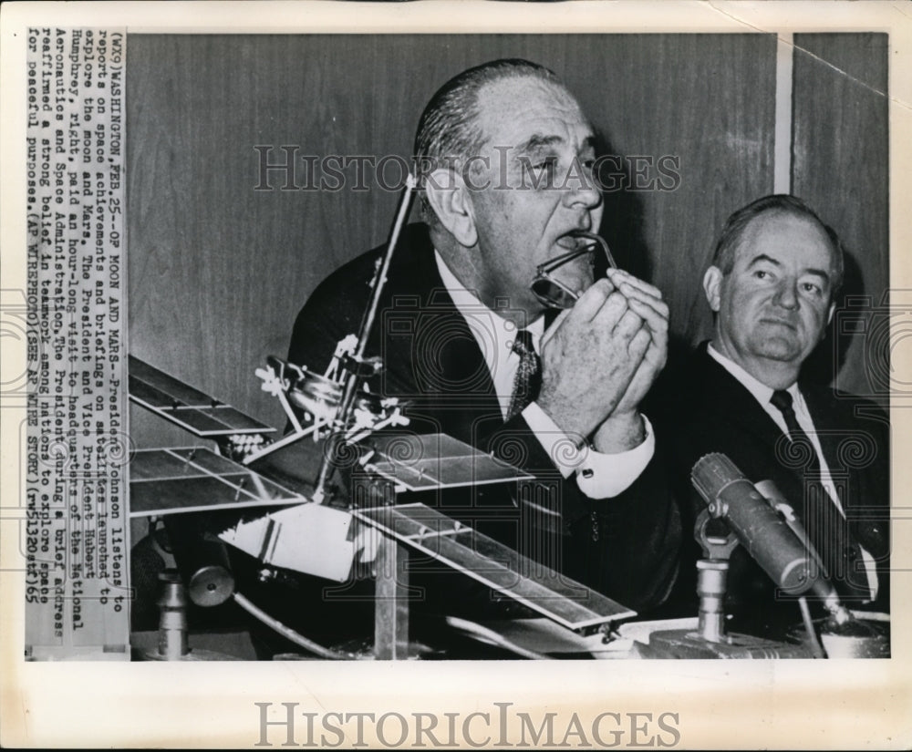 1965 Press Photo  Pres.Johnson Listens to Reports on Space Achievements - Historic Images