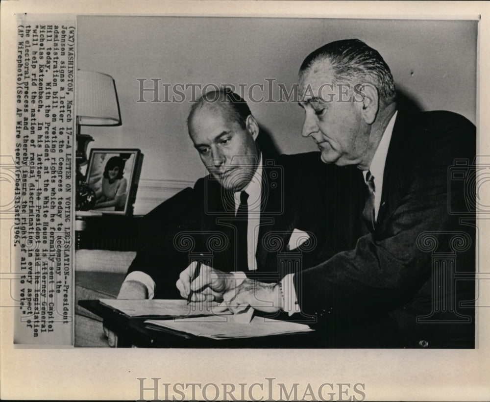 1965 Press Photo Pres Johnson Signs a Letter to the Congress - Historic Images