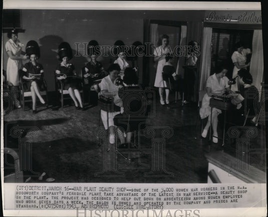 1943 Press Photo Women war workers in N.A. Woodworth Company's plant for beauty - Historic Images