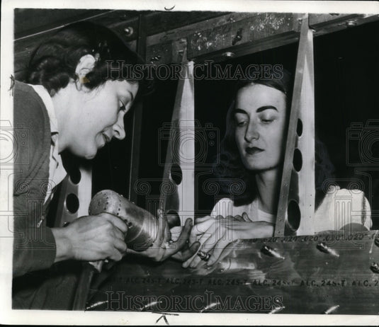 1942 Press Photo Long & Shue doing defense in Fairchild Aircraft plant - Historic Images