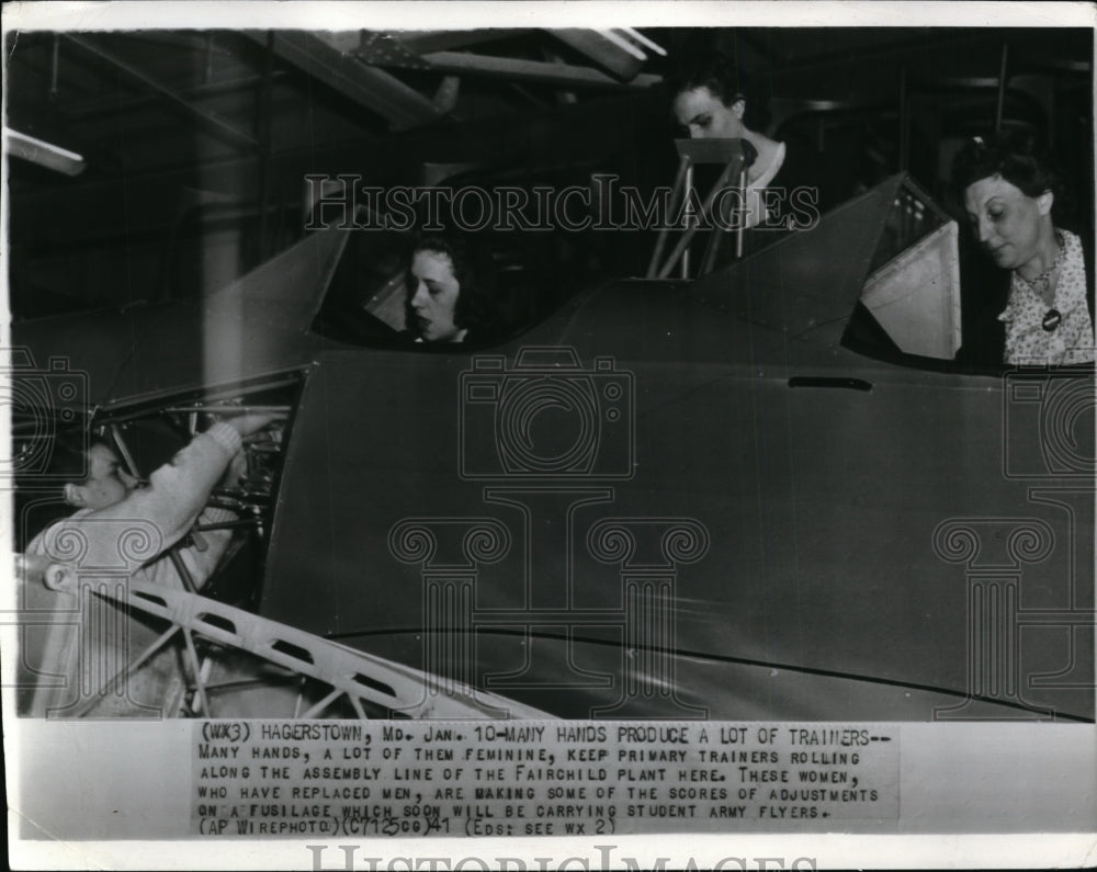 1941 Press Photo Females making adjustments in trainers at Fairchild plant - Historic Images